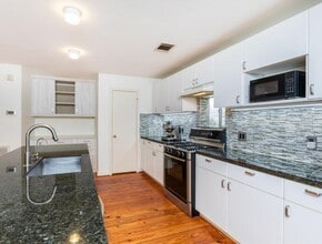 5235 Blossom St in Houston, TX - Foto de edificio - Building Photo