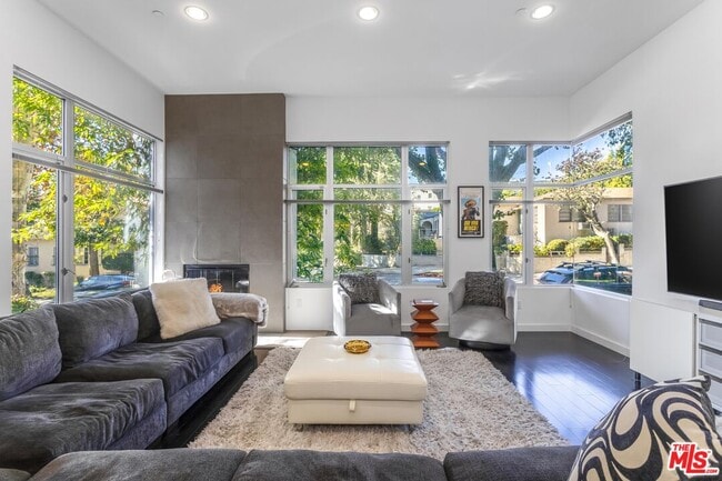 900 N W Knoll Dr in West Hollywood, CA - Building Photo - Building Photo