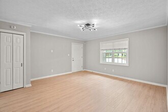 315 Winding River Dr in Sandy Springs, GA - Foto de edificio - Building Photo