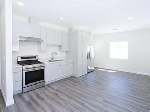 7523 Milwood Ave in Canoga Park, CA - Foto de edificio - Building Photo