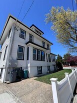 2 Leach St in Lynbrook, NY - Building Photo
