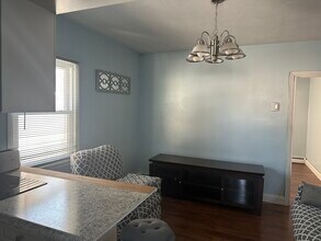 8 Bunting Ln in Levittown, NY - Foto de edificio - Building Photo