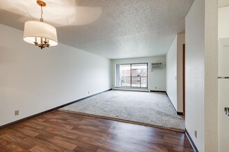 The Highlands Apts and Townhomes in Bloomington, MN - Building Photo - Interior Photo