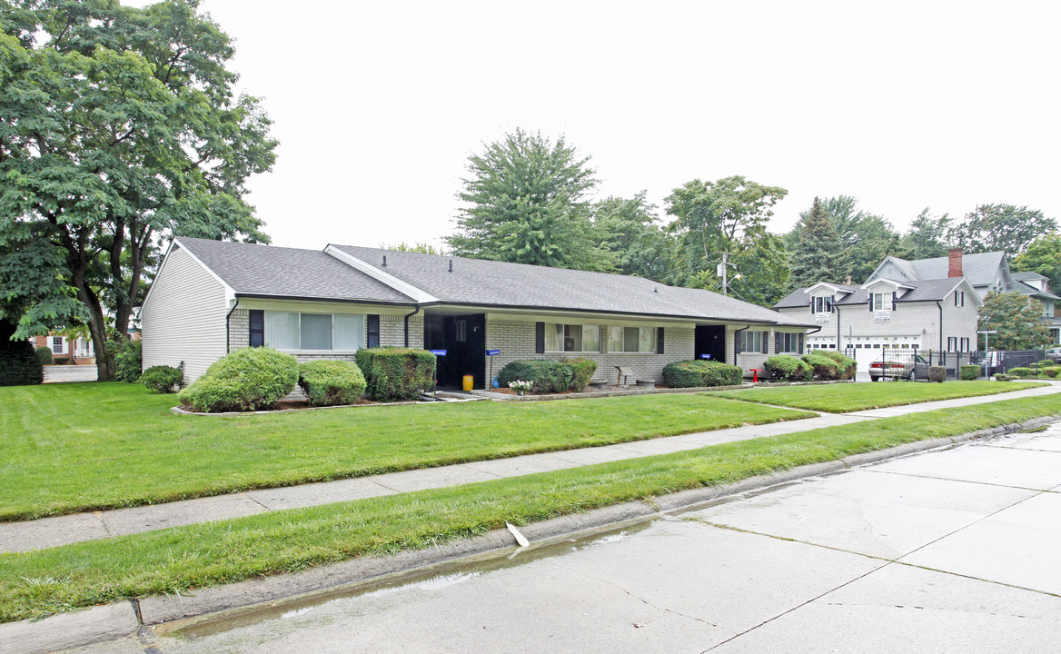 Meldrum Manor in Mount Clemens, MI - Building Photo