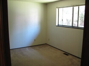 12859 NW Dogwood St in Portland, OR - Building Photo - Building Photo