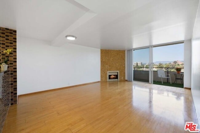 10535 Wilshire Blvd in Los Angeles, CA - Foto de edificio - Building Photo