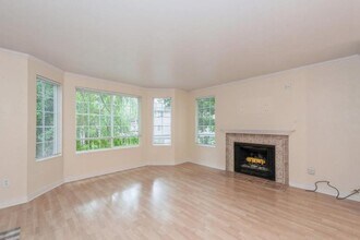 10009 NE 120th Ln in Kirkland, WA - Building Photo - Building Photo