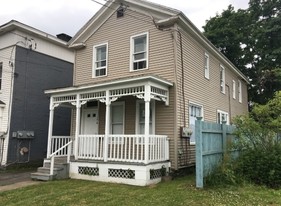 176 W 5th St in Oswego, NY - Building Photo