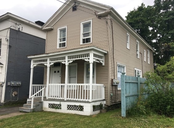 176 W 5th St in Oswego, NY - Foto de edificio