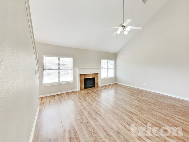 963 Oak Lynn Dr in Willis, TX - Building Photo - Building Photo