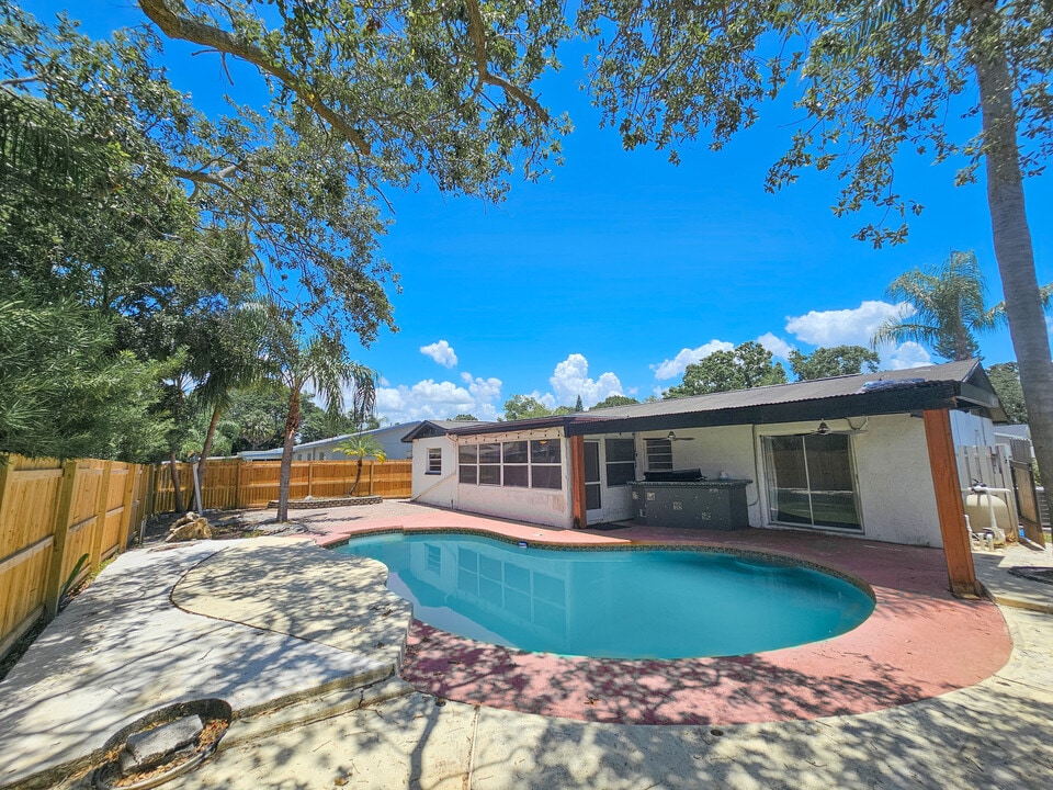 608 Tangerine Dr in Oldsmar, FL - Building Photo