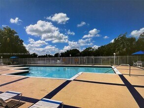 301 Palm Way, Unit 304 in Pembroke Pines, FL - Foto de edificio - Building Photo
