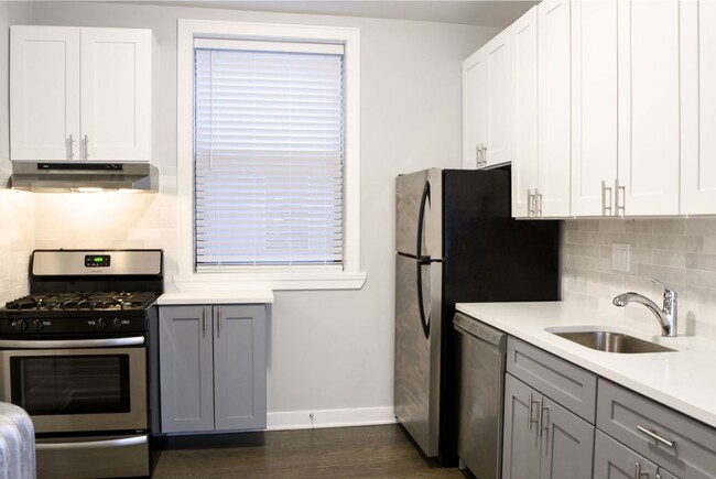 5061 N Damen Ave, Unit 5059-2E in Chicago, IL - Building Photo - Building Photo
