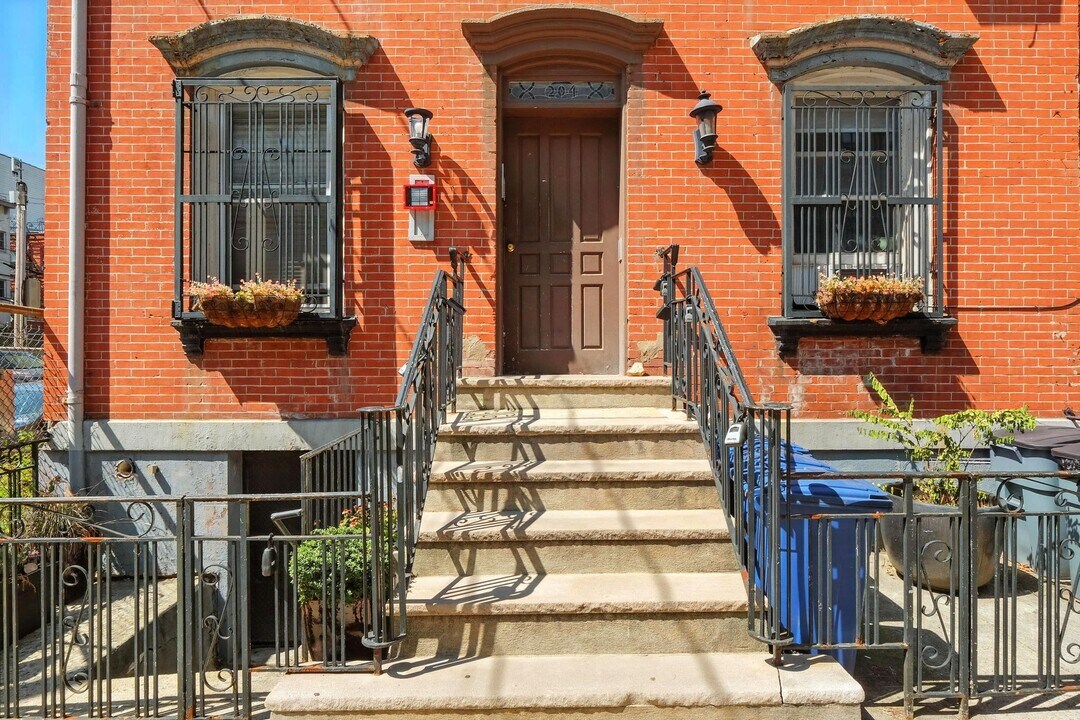 204 Willow Ave in Hoboken, NJ - Building Photo