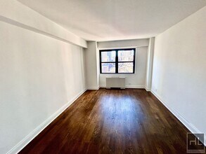 E 88th St in New York, NY - Foto de edificio - Building Photo