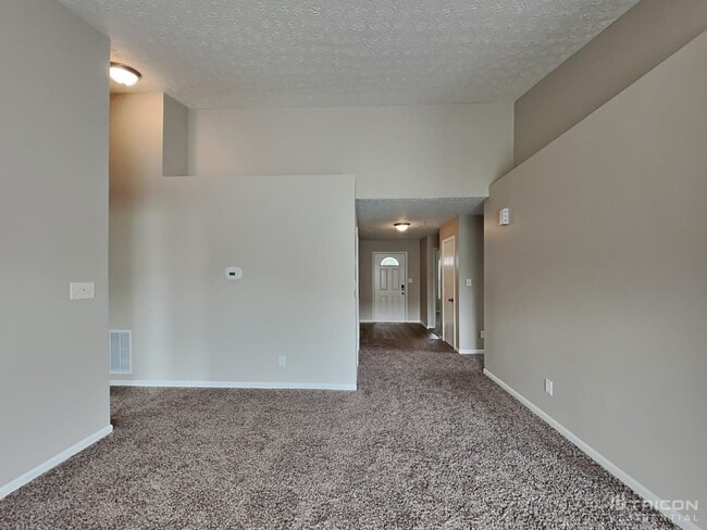 6811 Smithfield Blvd in Indianapolis, IN - Foto de edificio - Building Photo