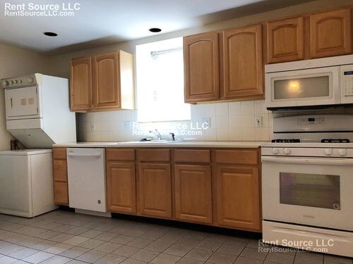 2028 Massachusetts Ave-Unit -2 in Cambridge, MA - Building Photo