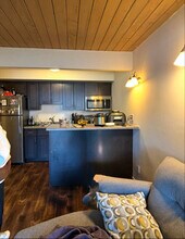 2131 N Summit Ave, Unit 307 in Milwaukee, WI - Foto de edificio - Building Photo