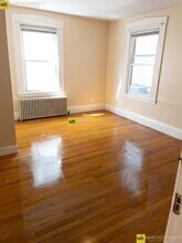 337 Dorchester St, Unit 1 in Boston, MA - Building Photo - Building Photo
