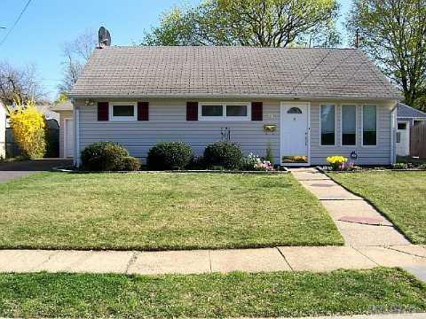 41 Island St in Plainview, NY - Building Photo