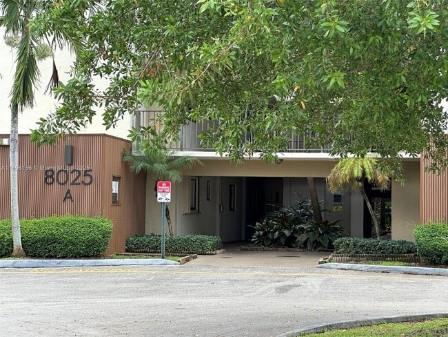 8025 SW 107th Ave in Miami, FL - Building Photo - Building Photo
