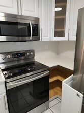 325 NW 72nd Ave in Miami, FL - Building Photo - Building Photo