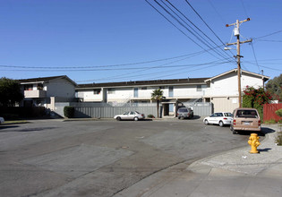 Belvedere Court Apartments in Hayward, CA - Building Photo - Building Photo