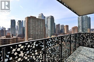 55 Charles St E in Toronto, ON - Building Photo - Building Photo