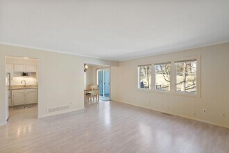 6140 Creek View Trail, Unit 8 in Minnetonka, MN - Building Photo - Building Photo