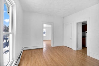 111 Cottage St in Lockport, NY - Foto de edificio - Building Photo