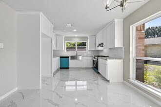 10603 Highland Woods Dr in Sugar Land, TX - Building Photo - Building Photo