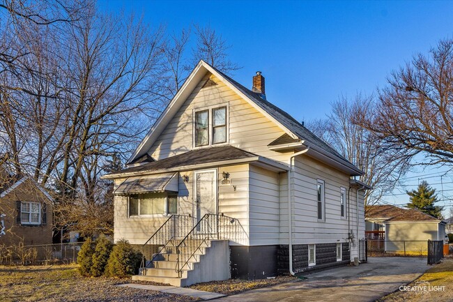 property at 16118 Woodlawn W Ave