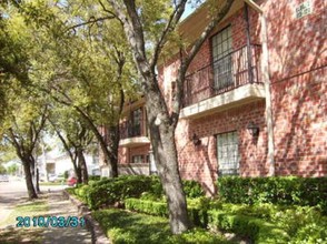 Braesmont Place Apartments in Houston, TX - Foto de edificio - Building Photo