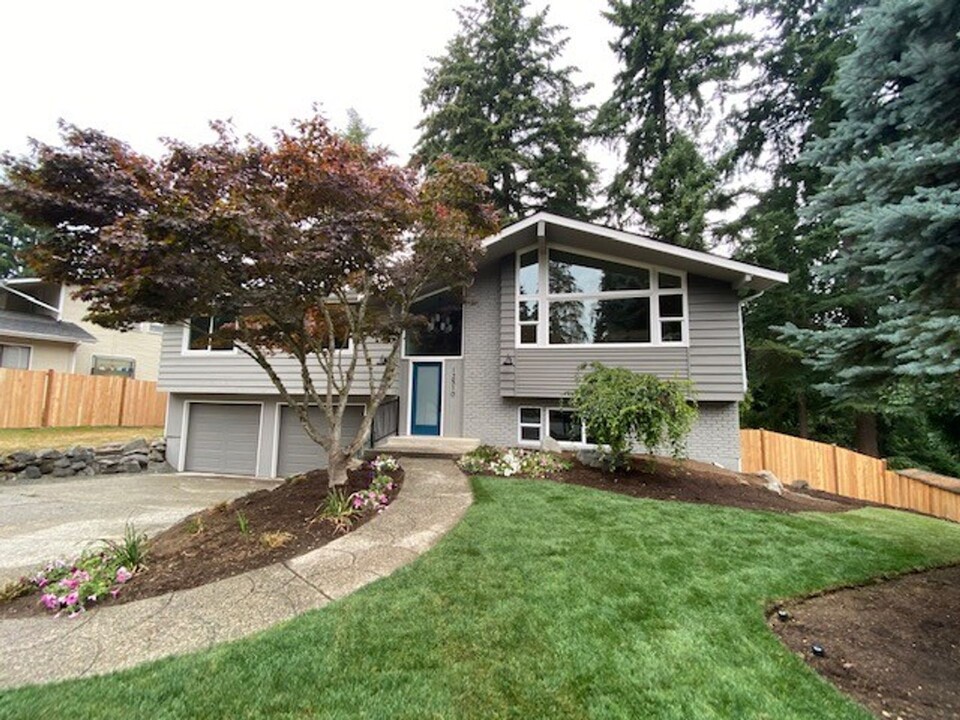 12510 SE 48th Pl in Bellevue, WA - Foto de edificio