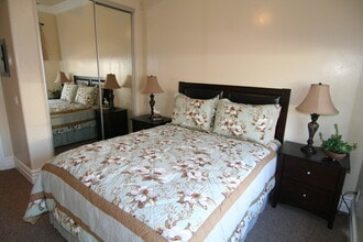 1202 Oak Ave in Carlsbad, CA - Building Photo - Building Photo