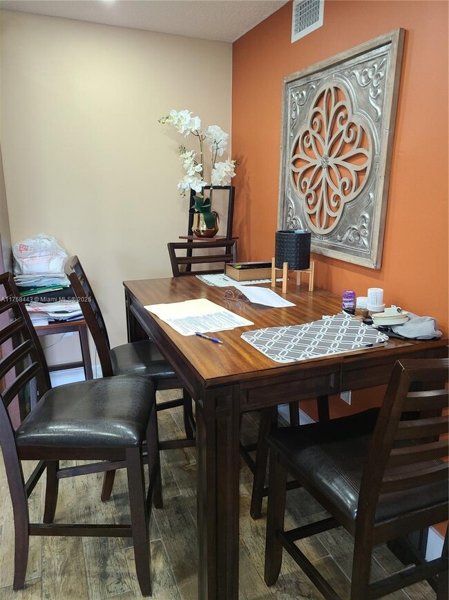 301 Palm Way in Pembroke Pines, FL - Building Photo - Building Photo