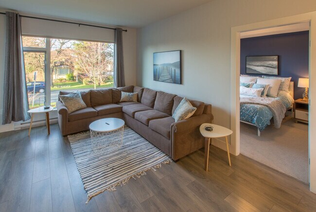3815 Rowland Ave in Victoria, BC - Building Photo - Building Photo