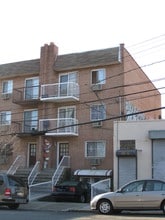 6016-60-18 32nd Ave in Flushing, NY - Foto de edificio - Building Photo