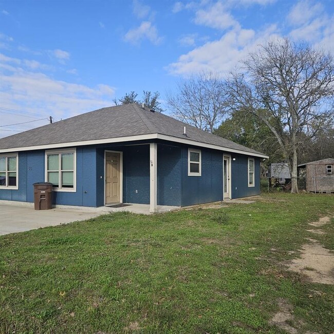 513 W China St in Lockhart, TX - Building Photo - Building Photo