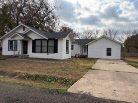 277 Trail St in Deport, TX - Building Photo
