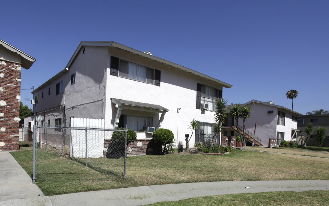 207-213 S Lillie Ave in Fullerton, CA - Building Photo