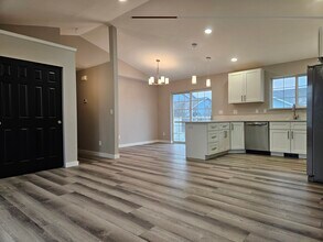 1355 Yost Cir NE in Moses Lake, WA - Foto de edificio - Building Photo