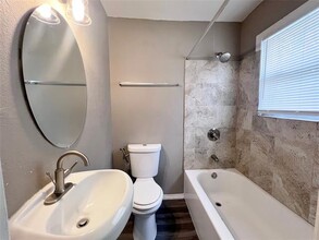 1121 N Bishop Ave in Dallas, TX - Building Photo - Building Photo