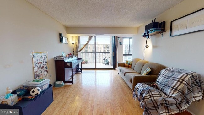 4500 S Four Mile Run Dr in Arlington, VA - Building Photo - Building Photo