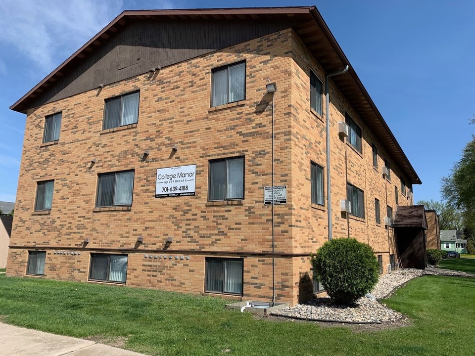 College Manor in Fargo, ND - Foto de edificio