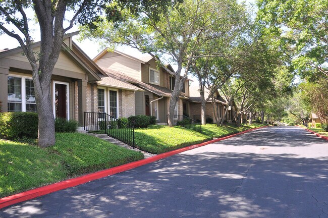 1015 E Yager Ln-Unit -UNIT 102 in Austin, TX - Foto de edificio - Building Photo