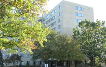 River Towers in Alexandria, VA - Building Photo - Building Photo