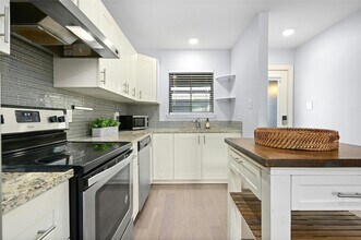 909 Reinli St, Unit 228 in Austin, TX - Foto de edificio - Building Photo