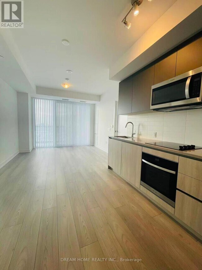 5858 Yonge St in Toronto, ON - Building Photo - Building Photo