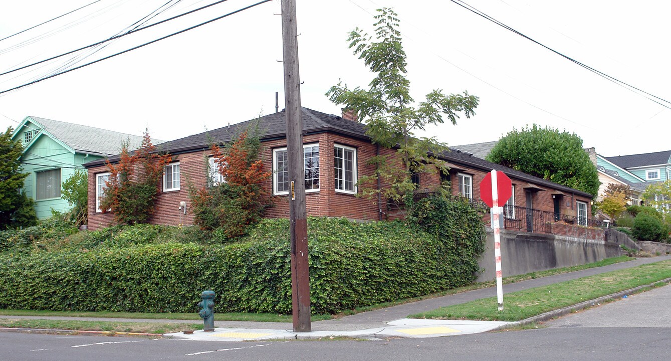 Greenlake Apartment in Seattle, WA - Building Photo